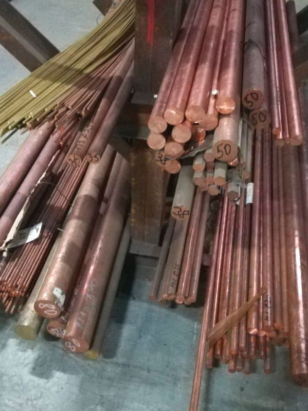 Медные прутки на складе